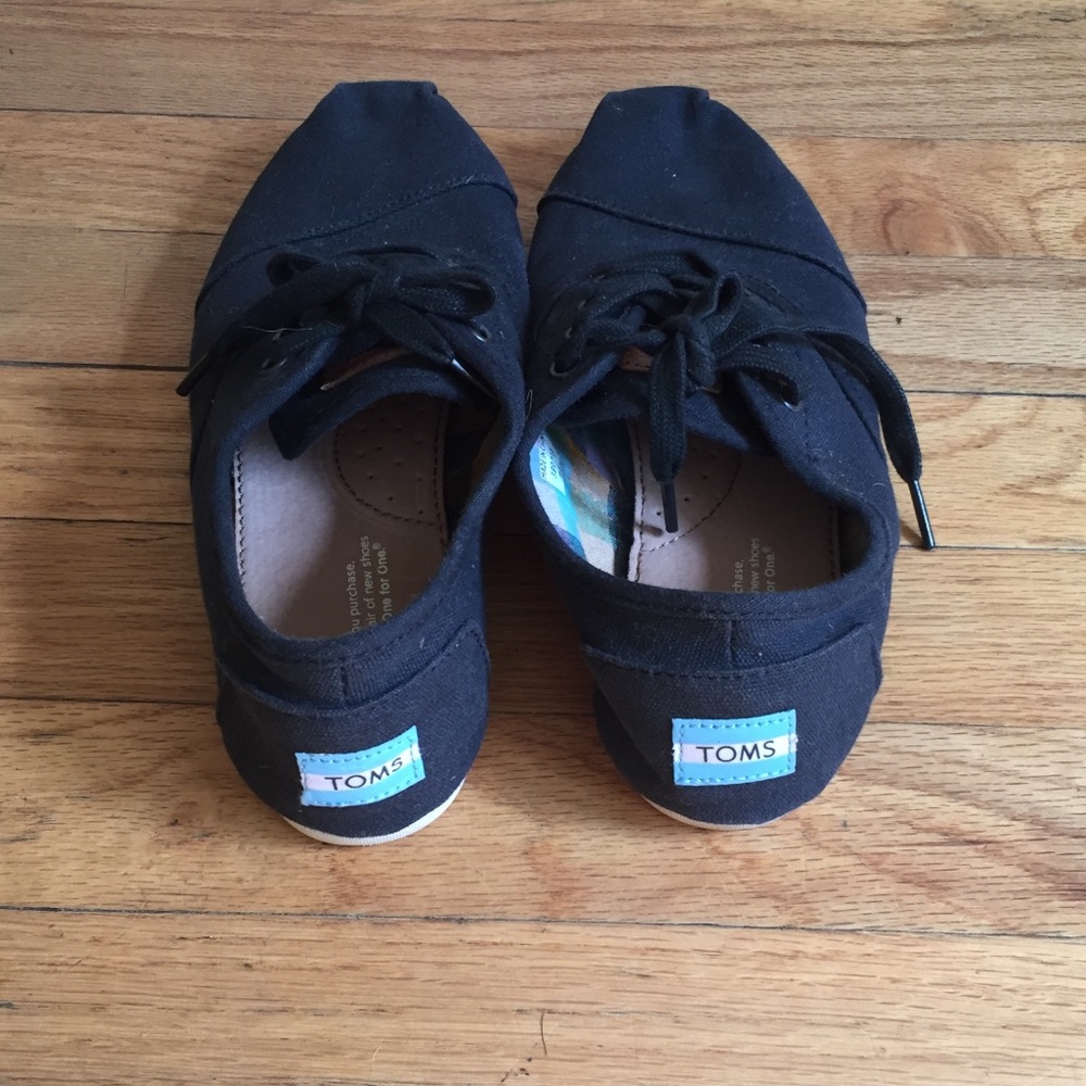 Black canvas Toms